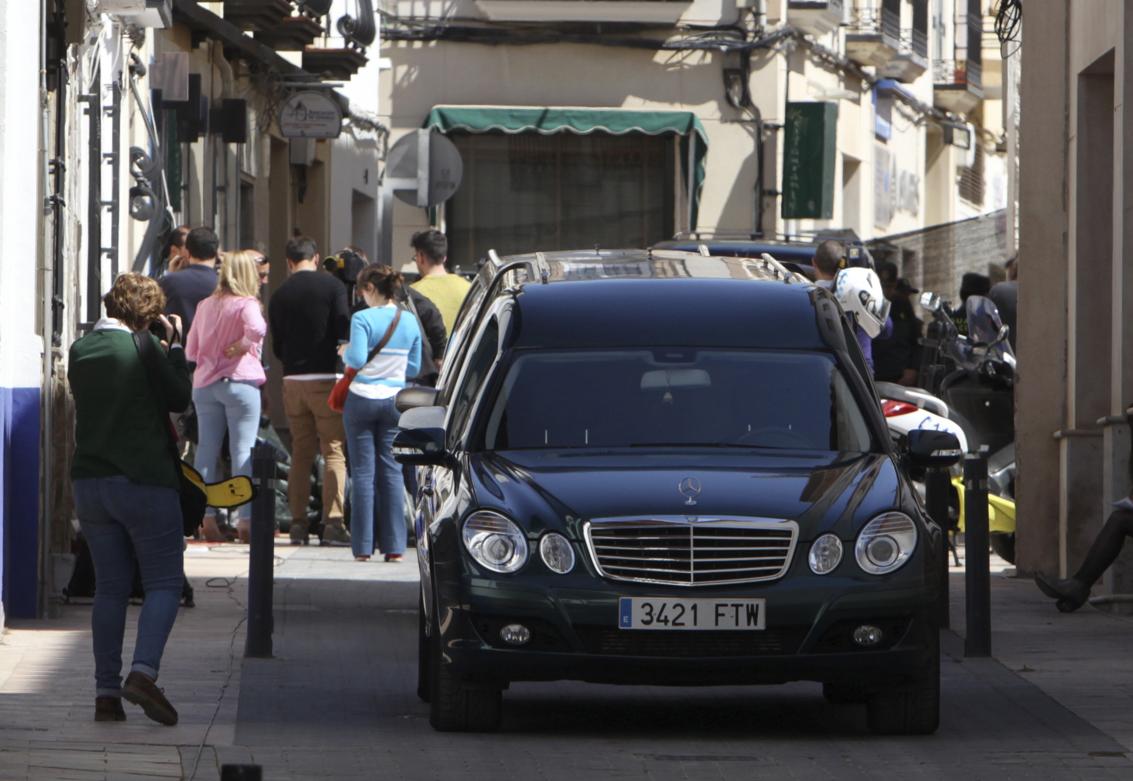 Coche fúnebre en la calle donde se produjo el fatal desenlace