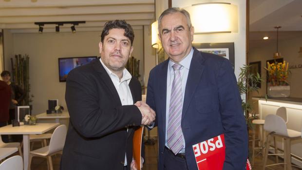 El líder de Ciudadanos en Murcia, Miguel Sánchez, con el secretario general de los socialistas murcianos, Rafael González Tovar