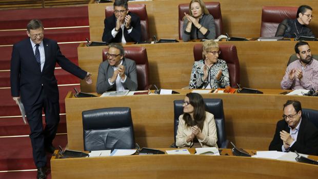 Ximo Puig, junto a Mónica Oltra y otros diputados de las Cortes Valencianas