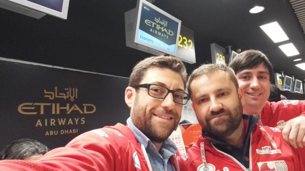 Daniel Romero, Andrés Zafrilla y Víctor Parrilla, esta mañana en el aeropuerto de Madrid-Barajas antes de embarcar en un avión rumbo a Nepal