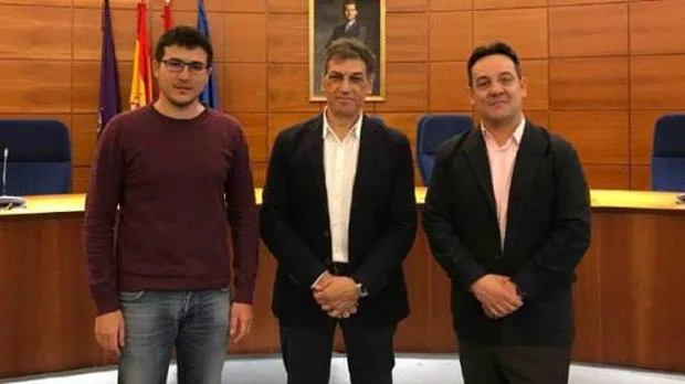El portavoz de Cs, Miguel Ángel Berzal (derecha), junto a los portavoces de PSOE (centro) y Podemos (izquierda)