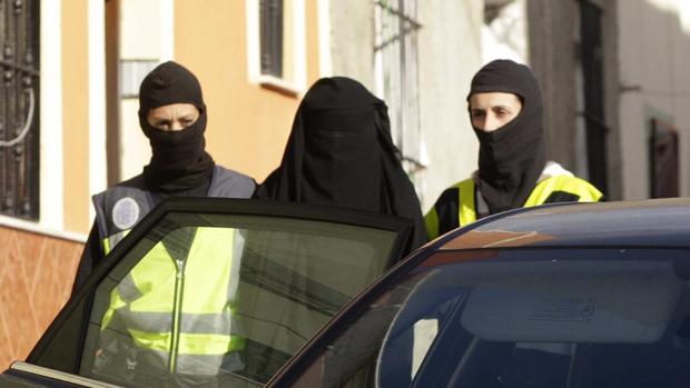 Una mujer arrestada en Ceuta en 2014 en una operación contra el yihadismo