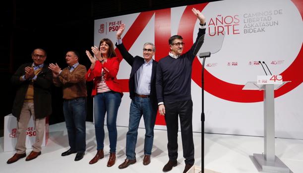 Patxi López (d) interviene en el acto de celebración del 40 aniversario de los socialistas vascos