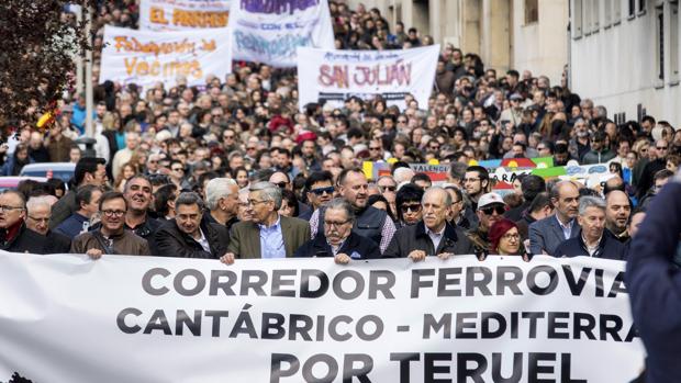 Imagen de la multitudinaria manifestación por el ferrocarril que recorrió las calles de Teruel