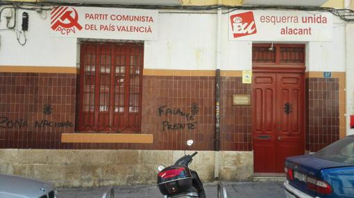 El mismo eslogan en la sede del Partido Comunista y EU