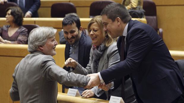 El ministro de Educación, Íñigo Méndez de Vigo, junto al conseller Vicent Marza en el Senado
