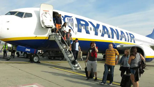 Imagen de un avión de Ryanair en el aeropuerto de Alicante