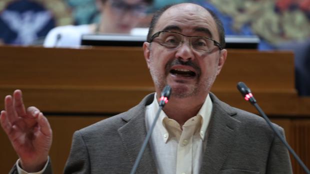 Lambán acusa al Gobierno de persistir en su «maltrato» presupuestario a Aragón