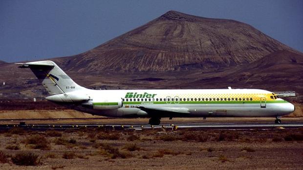 Un Douglas DC-9-32 de Binter Canarias antes de su venta por la Sepi en 1997 aterrizando en Lanzarote
