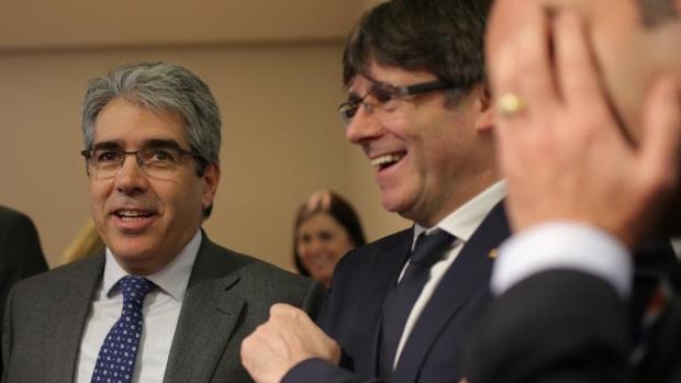 Francesc Homs y Carles Puigdemont, ayer, en Barcelona