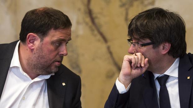 Junqueras y Puigdemont, este martes, tras conocer la decisión del TC