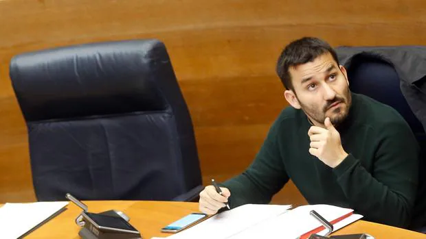 Imagen del conseller Marzà tomada en las Cortes Valencianas