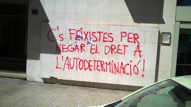 Pintada en la fachada del edificio de la sede de Ciudadanos en Lérida