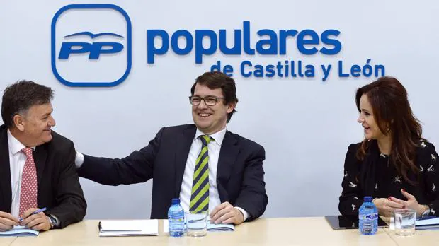 Fernández Mañueco bromea con Francisco Vázquez en presencia de Silvia Clemente, ayer en la sede del PP