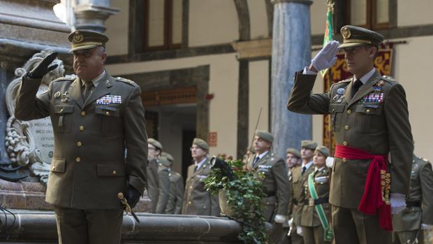 Aznar Ladrón de Guevara (der.), junto al jefe del Ejército F. J. Varela