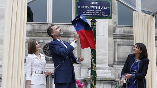 El Rey Felipe VI descubre la placa a los combatientes de «La Nueve», junto a la Reina Letizia y la alcaldesa de París, Anne Hidalgo, en la capital de Francia