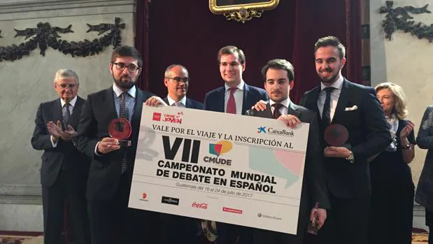 El equipo de la Universidad Pontificia de Comillas recogiendo su premio en el Primer Torneo de Debate de la Comunidad de Madrid