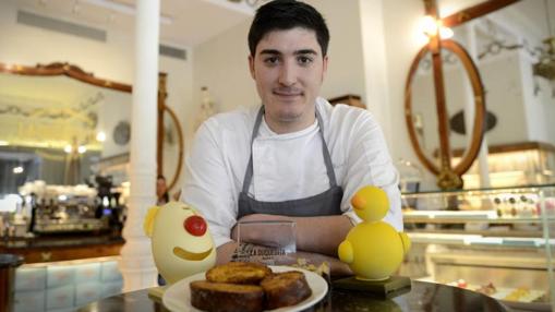 Pedro García, ante las torrijas y los huevos de Pascua que se venden estos días en La Duquesita