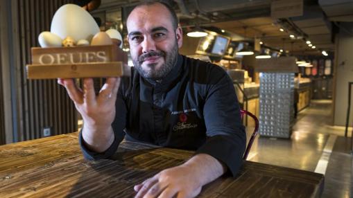 Alejandro Montes con los huevos de Pascua que ha diseñado para Mamá Framboise