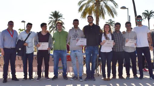 Los premiados en el concurso con sus diplomas