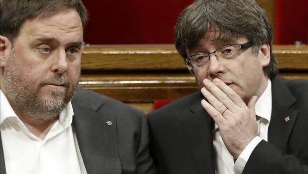 Oriol Junqueras y Carles Puigdemont, en el Parlamento autonómico