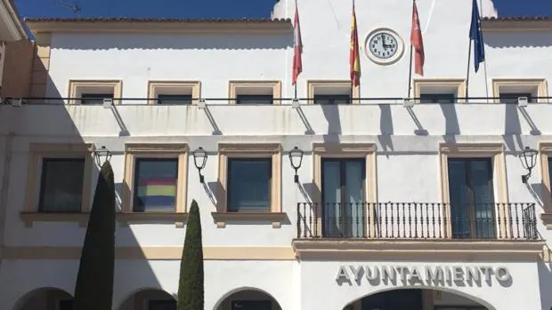 La bandera republicana, ayer, en la fachada del Ayuntamiento de San Sebastián de los Reyes