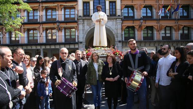 Espectacular tamborada en honor al Cristo Nazareno Cautivo