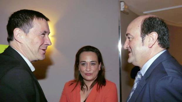El líder de Bildu Arnaldo Otegi junto al Andoni Ortuzar, en presencia de Rafaela Romero (PSE-EE)