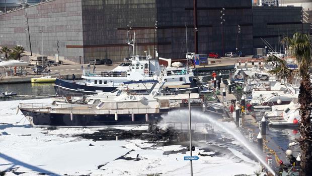 Un segundo incendio destruye otros dos barcos en el Port Fórum de Sant Adrià