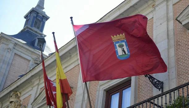 La bandera de Madrid, ondeando en la Casa de la Villa