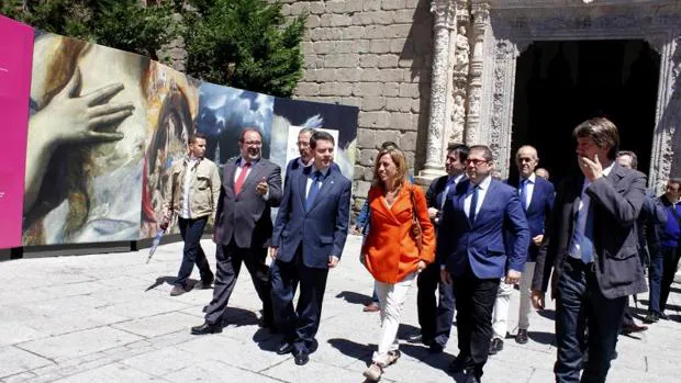 Chacón sale del Museo de Santa Cruz, junto a García-Page, en mayo de 2014, tras visitar «El griego de Toledo»
