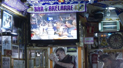 Parte de los estandartes madridistas que adornan el establecimiento