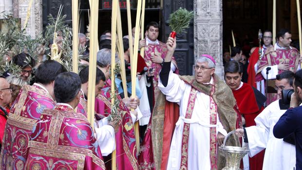 El arzobispo bendice las palmas