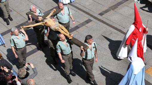 Un grupo de legionarios de Valladolid portan el Cristo Crucificado de Alejo de Vahía por la calle Mayor de Palencia