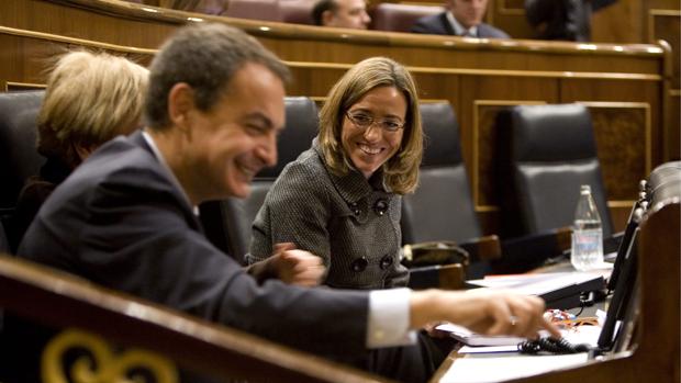 Carme Chacón junto al entonces presidente del Gobierno, José Luis Rodríguez Zapatero, en una imagen de archivo