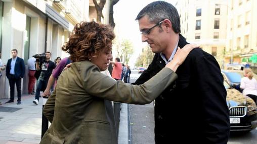 Dolors Montserrat saluda a Eduardo Madina en su llegada a la sede del PSOE