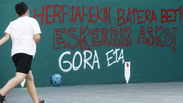 El frontón de Hernani (Gipuzkoa) ha aparecido hoy con una pintada en rojo en la que se lee «Siempre con el pueblo. Muchas gracias. Gora ETA», al día siguiente de que la organización terrorista entregara sus arsenales
