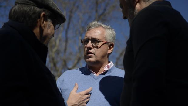 Luis Asúa, conversando con dos ciudadanos en una plaza de Madrid