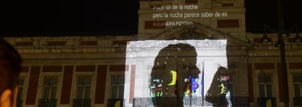 Proyección sobre la fachada de la Real Casa de Correos en La Noche de los Libros de 2016