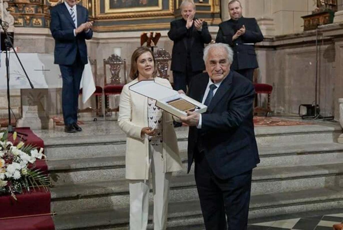 La alcaldesa de la Puebla, Soledad De Frutos, entrega una placa al viudo de Gómez Borrero, Alberto de Marchís