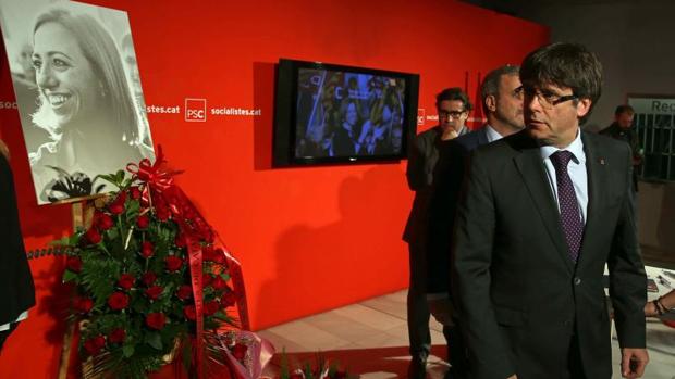 Carles Puigdemont, en la sede del PSC para firmar en el libro de condolencias en memoria de Carme Chacón