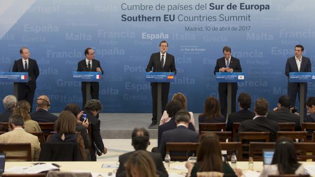 Mariano Rajoy, flanqueado por Joseph Muscat, Francois Hollande, Nicos Anastasiades y Alexis Tsipras