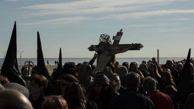 Imagen del Cristo del Salvador en la playa de Las Arenas