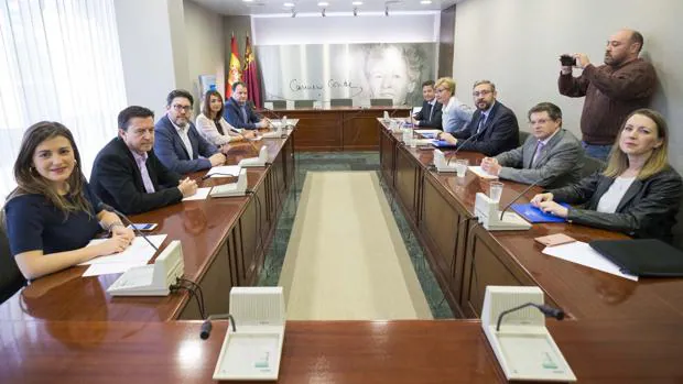 Reunión entre Ciudadanos y PP para la investidura en Murcia