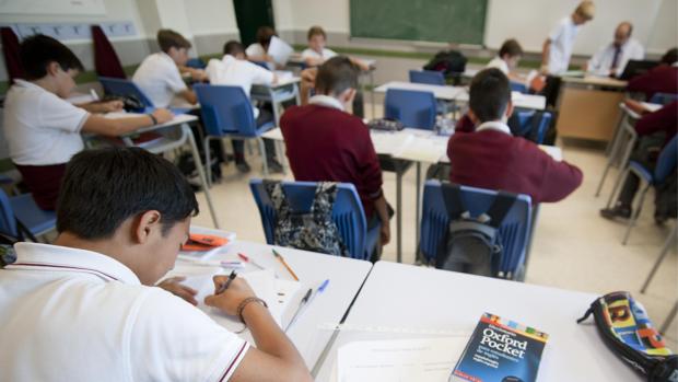 Alumnos en una clase -sólo para chicos- del colegio Juan Pablo II, de Alcorcón