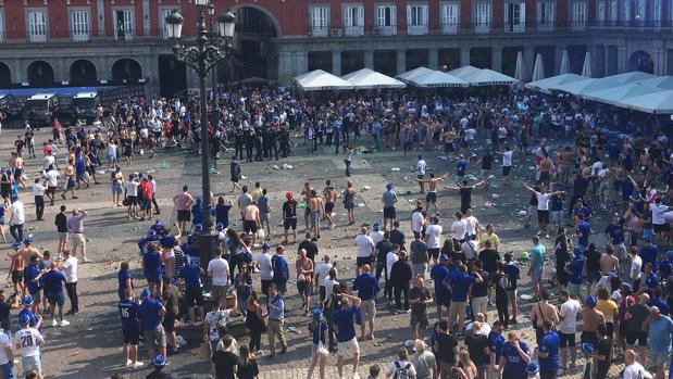 Dos hinchas del Leicester, detenidos por provocar altercados en la Plaza Mayor