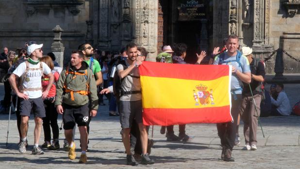 Un grupo de peregrinos llega a la plaza del Obradoiro, en Santiago