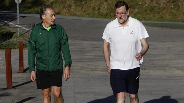 Mariano Rajoy, acompañado por el máximo responsable de la Autoridad Portuaria de Marín, José Benito Suárez