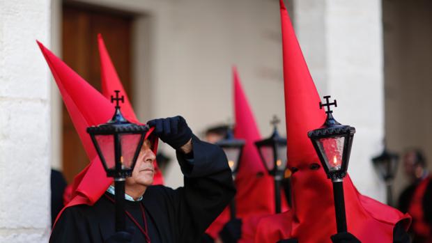 Cientos de fieles arropan en Valladolid al Santísimo Cristo de la Luz