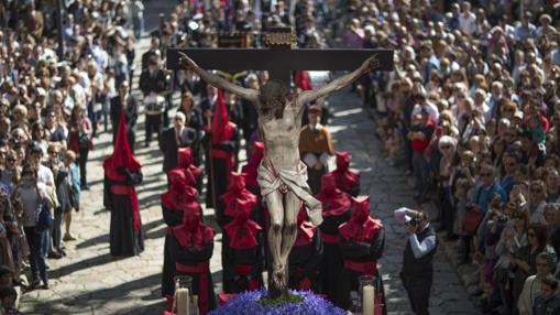 Cientos de fieles arropan en Valladolid al Santísimo Cristo de la Luz